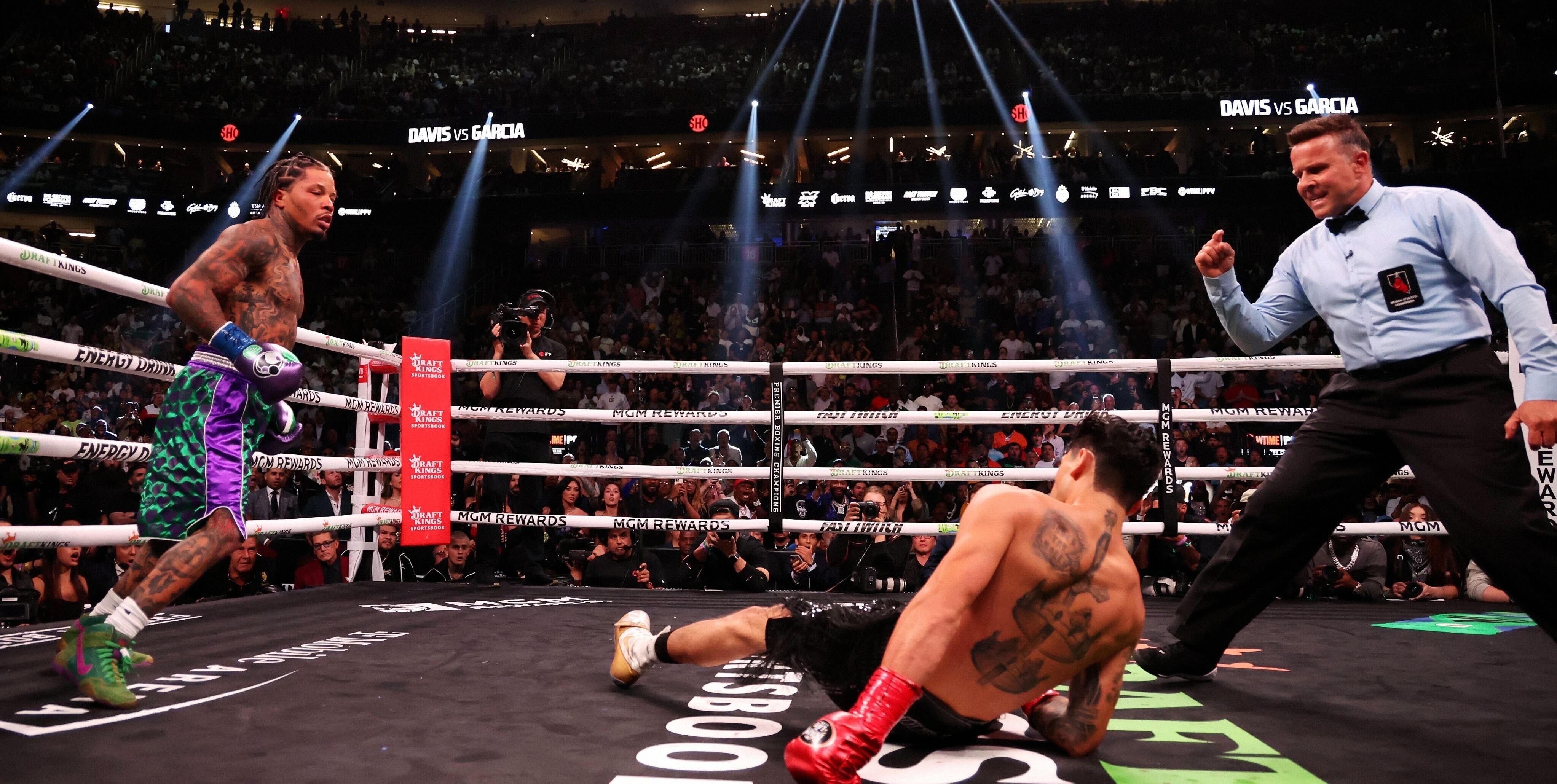 Davis vs Garcia: Tank Takes Out Rival With Brutal Body Shot